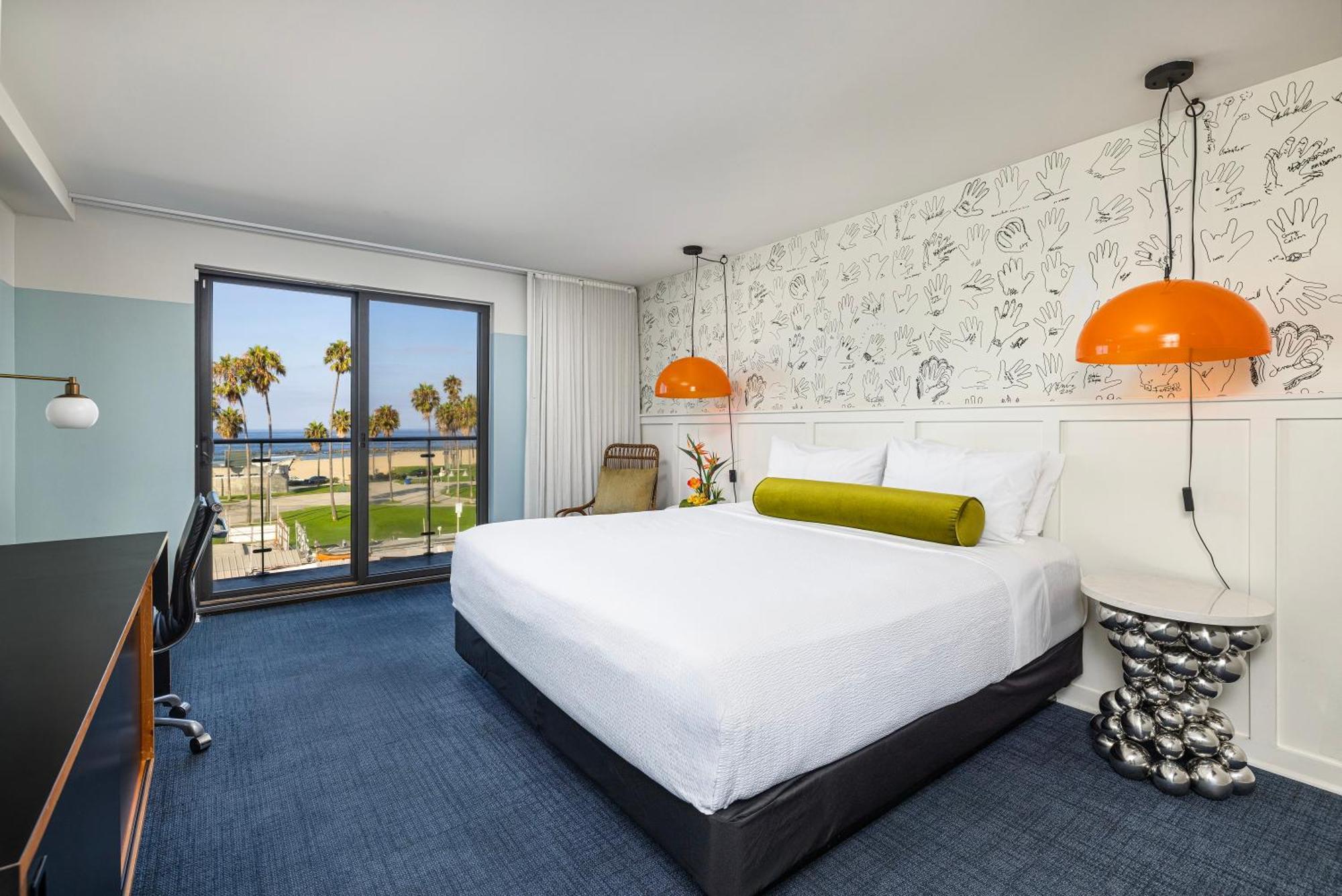Zimmer mit Kingsize-Bett und Meerblick
