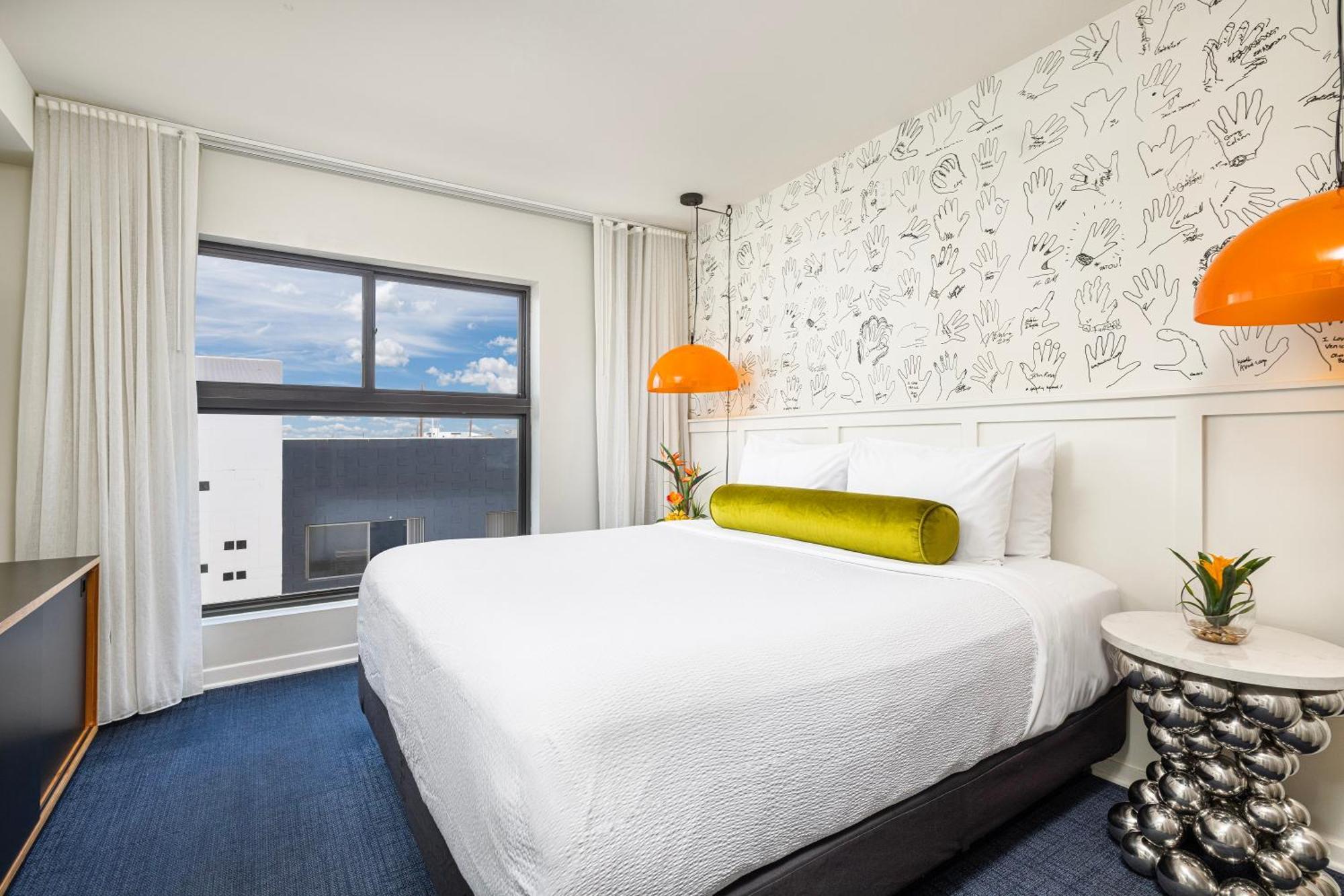 Suite mit Kingsize-Bett und Stadtblick